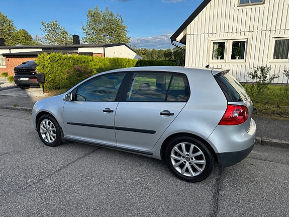 Volkswagen Golf V 2 of 6