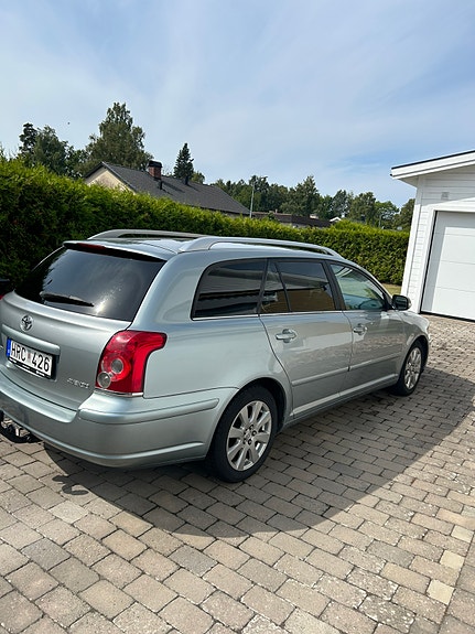 Toyota Avensis 2 of 5