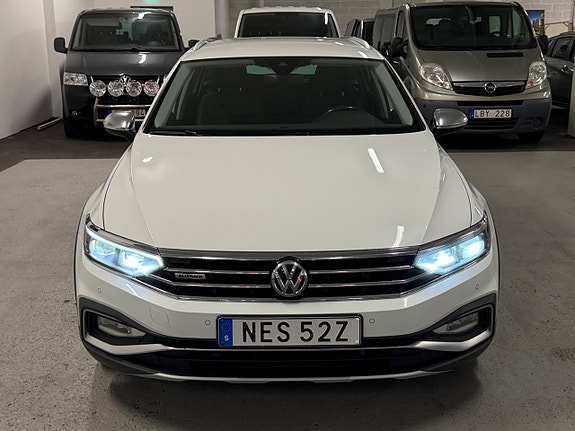 Volkswagen Passat Alltrack 9 of 24