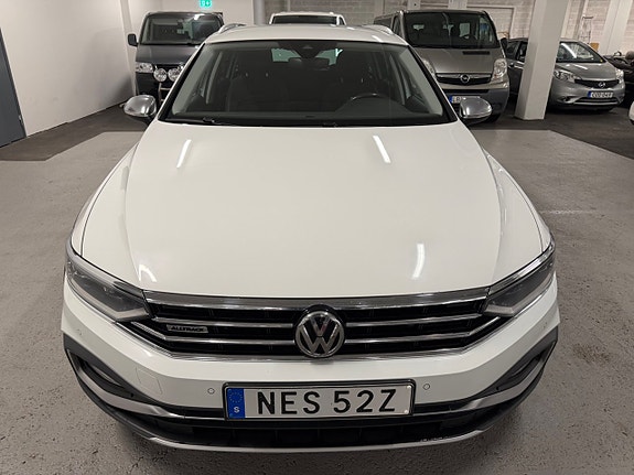 Volkswagen Passat Alltrack 2 of 24