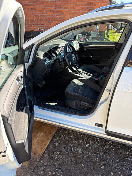 Volkswagen Golf Alltrack 6 of 9