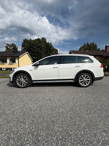 Volkswagen Golf Alltrack 3 of 9