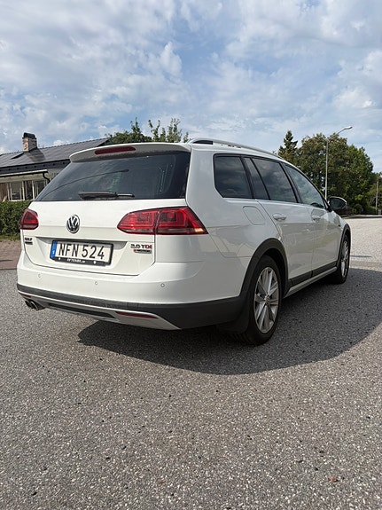 Volkswagen Golf Alltrack 2 of 9