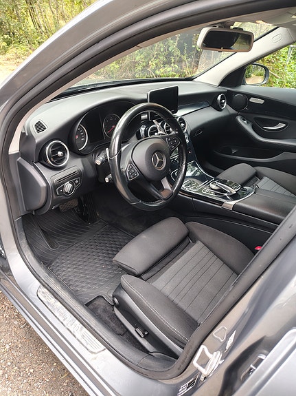 Mercedes-Benz C220 5 of 6