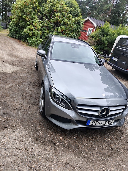 Mercedes-Benz C220 2 of 6