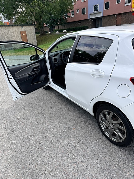 Toyota Yaris 7 of 10