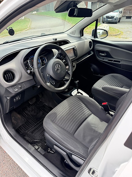 Toyota Yaris 3 of 10