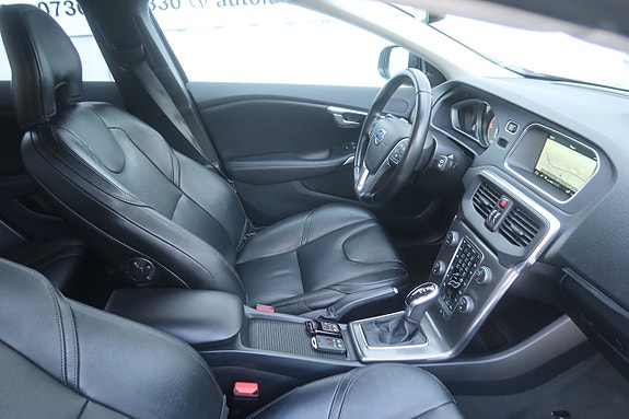 Volvo V40 8 of 27