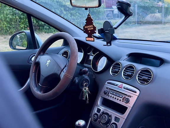 Peugeot 308 2 of 9