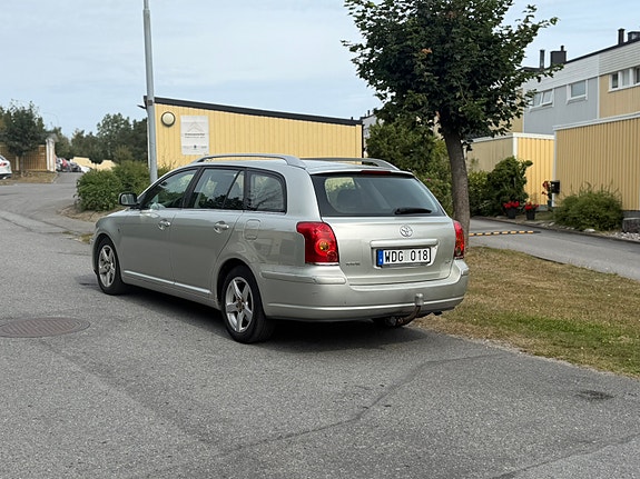 Toyota Avensis 3 of 7