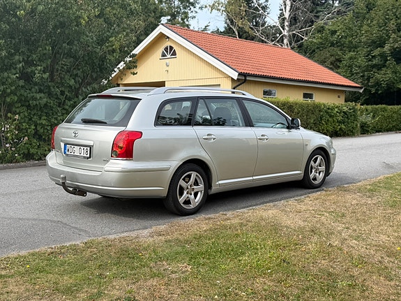Toyota Avensis 4 of 7