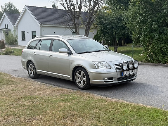 Toyota Avensis 2 of 7