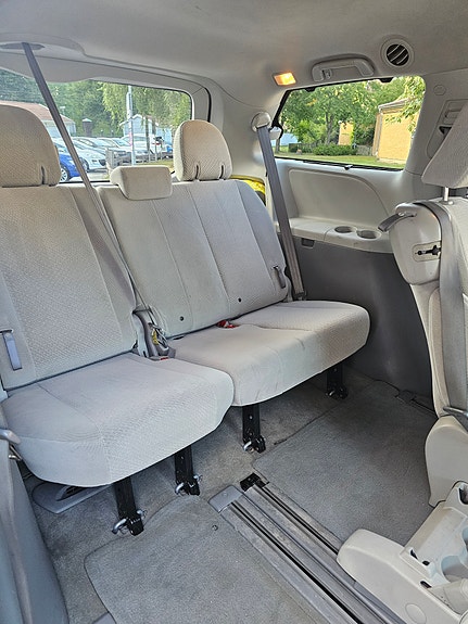 Toyota Sienna 5 of 9