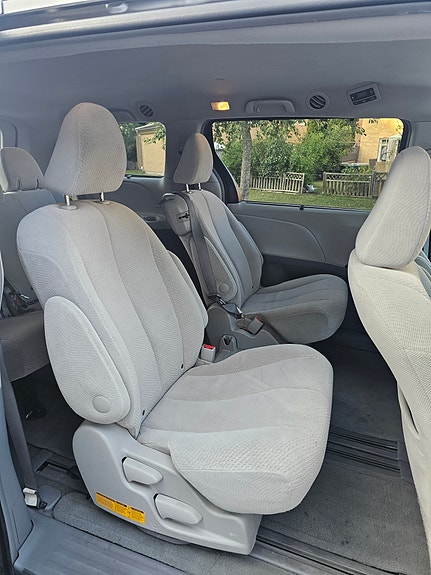 Toyota Sienna 4 of 9