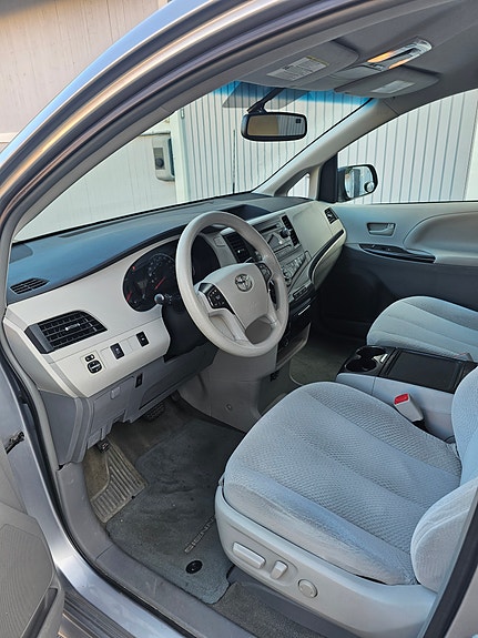 Toyota Sienna 2 of 9