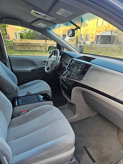 Toyota Sienna 3 of 9