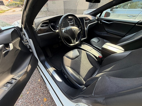 Tesla Model S 4 of 4
