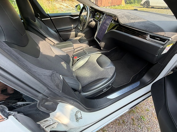Tesla Model S 3 of 4