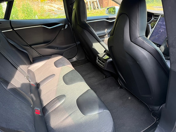 Tesla Model S 2 of 4
