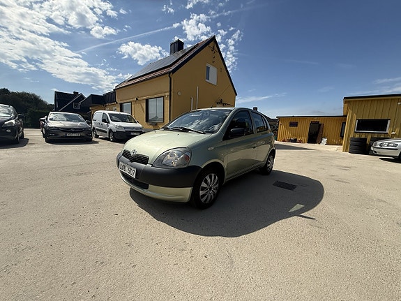 Toyota Yaris 2 of 13