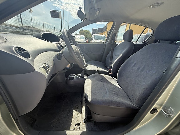 Toyota Yaris 11 of 13
