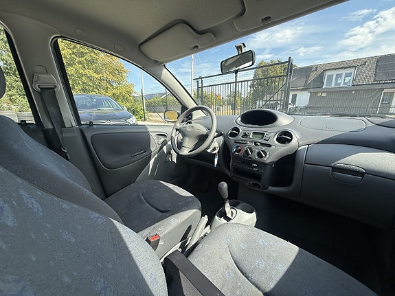 Toyota Yaris 12 of 13