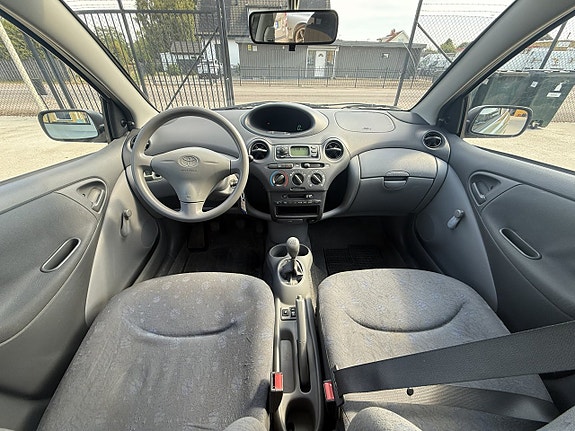 Toyota Yaris 9 of 13