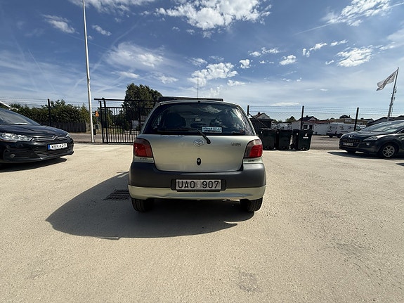 Toyota Yaris 8 of 13
