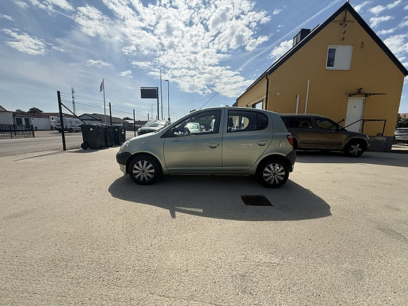 Toyota Yaris 5 of 13