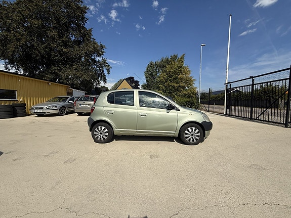 Toyota Yaris 4 of 13