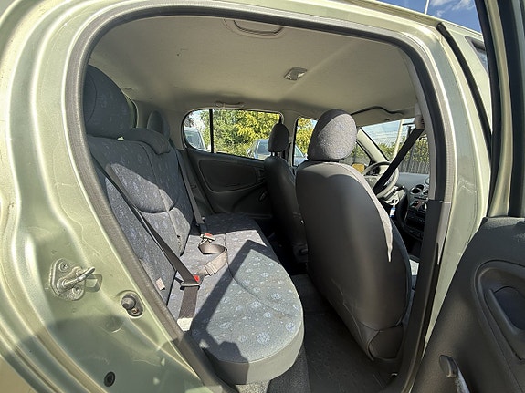 Toyota Yaris 13 of 13