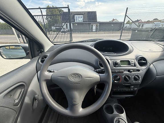 Toyota Yaris 10 of 13
