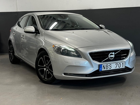 Volvo V40 2 of 24