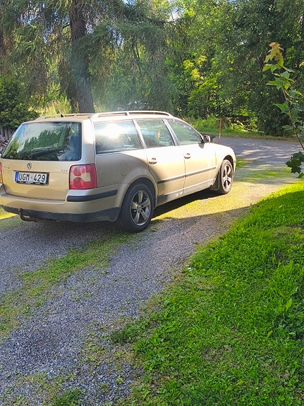 Volkswagen Passat 2 of 3