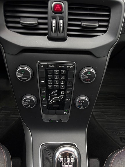 Volvo V40 Cross Country 14 of 23
