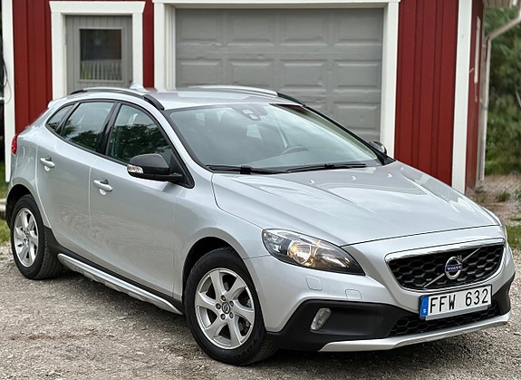 Volvo V40 Cross Country 2 of 23