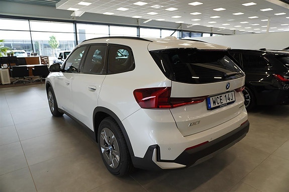 BMW iX1 8 of 11