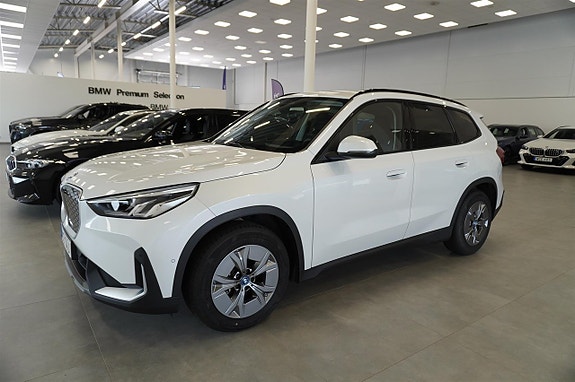 BMW iX1 4 of 11