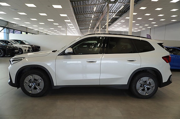 BMW iX1 5 of 11