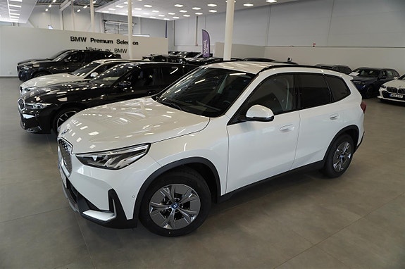 BMW iX1 3 of 11