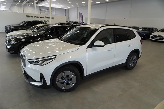 BMW iX1 2 of 11