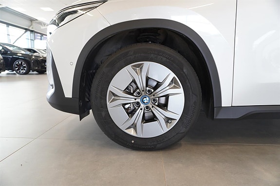 BMW iX1 6 of 11