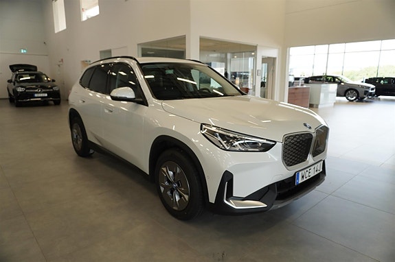 BMW iX1 7 of 11
