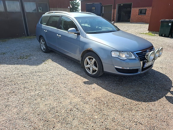 Volkswagen Passat 2 of 4