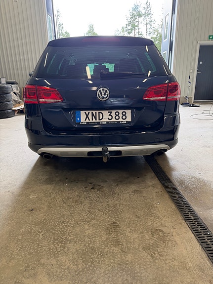 Volkswagen Passat Alltrack 3 of 12