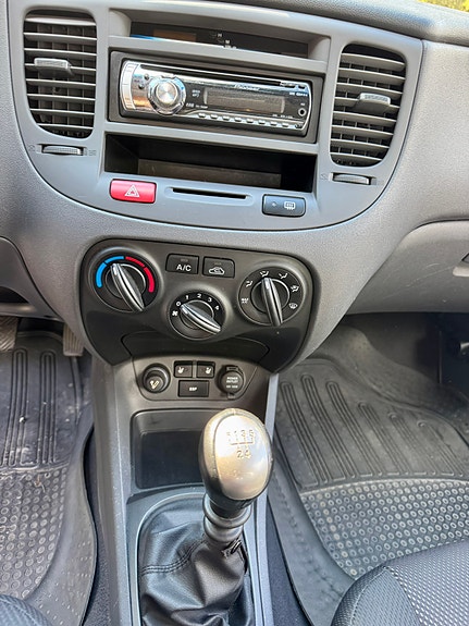 Kia Rio 8 of 15