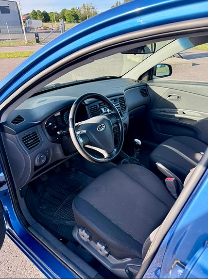 Kia Rio 2 of 15