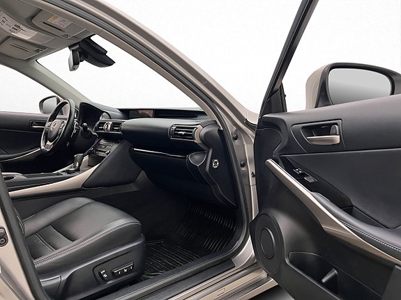 Lexus IS300h 12 of 28