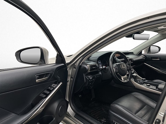 Lexus IS300h 8 of 28