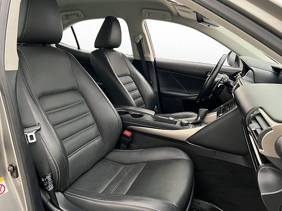 Lexus IS300h 11 of 28